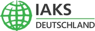 Logo mit grünem, stilisiertem Stadiondach im Kreis und schwarzer Schrift IAKS DEUTSCHLAND daneben (KI-generiert)
