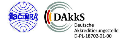Zwei kreisförmige Akkreditierungssymbole mit den Logos ilac-MRA und DAkkS sowie lesbarer Beschriftung zur deutschen Akkreditierungsstelle (KI-generiert)