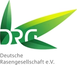 Logo mit stilisiertem grünem Blatt und den Buchstaben DRG in Grau, darunter der schwarze Schriftzug Deutsche Rasengesellschaft e.V. (KI-generiert)