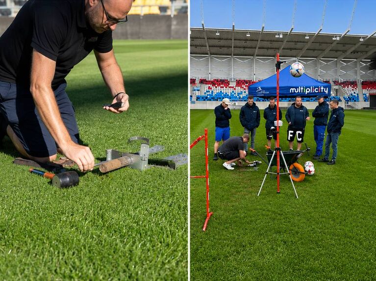 Personengruppe auf einer Rasenfläche mit Prüfgerät für Boden- oder Rasenstabilität, im Hintergrund Stadiontribüne (KI-generiert)