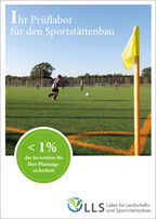 Fußballfeld mit Spielern, Eckfahne und Kunstrasenfläche, Werbebanner für Prüflabor mit grünem Kreis und Text (KI-generiert)