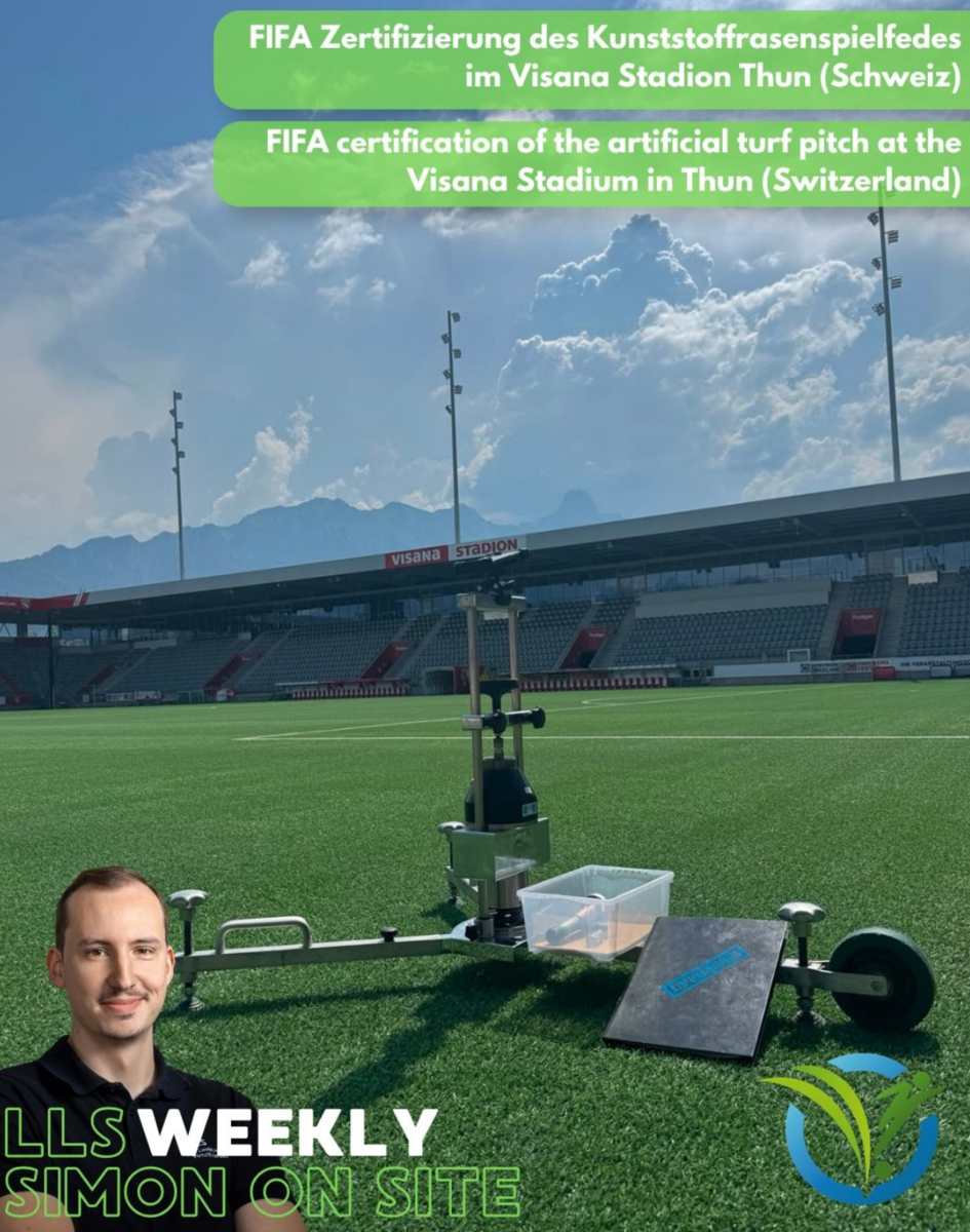 Person auf einem Kunstrasen-Spielfeld mit Prüfgerät für Bodenanalytik im Stadion (KI-generiert)